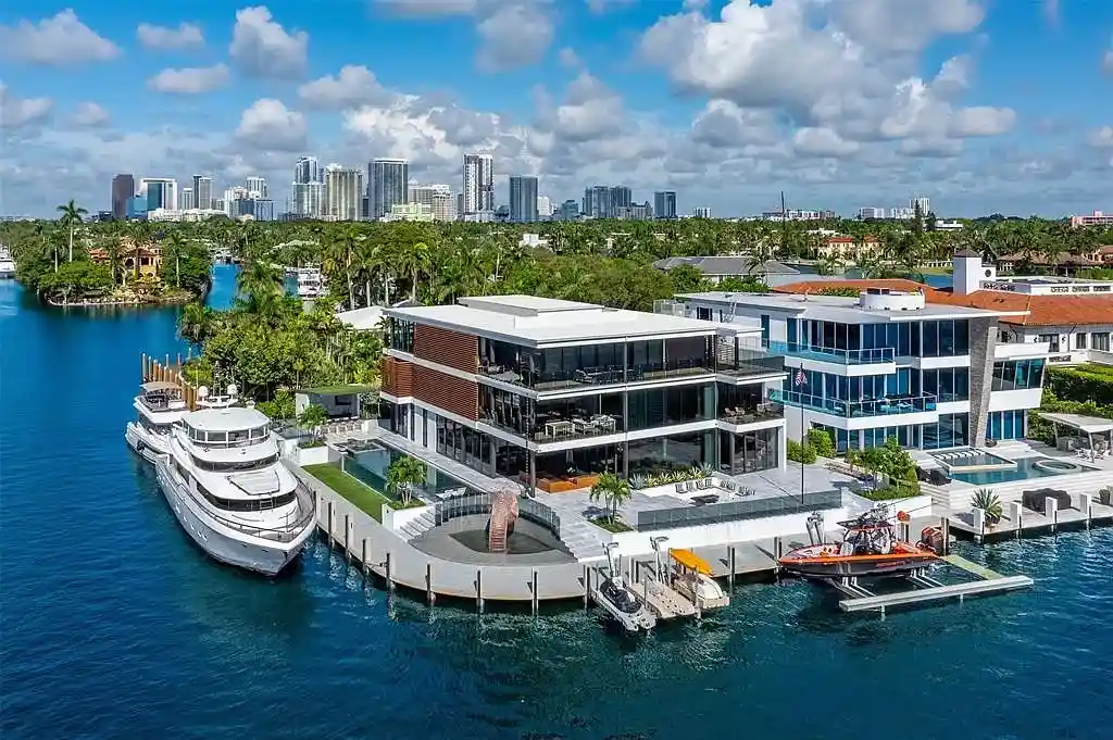 Snapshot of Luxury Penthouse Rentals With Private Private Boat Docks