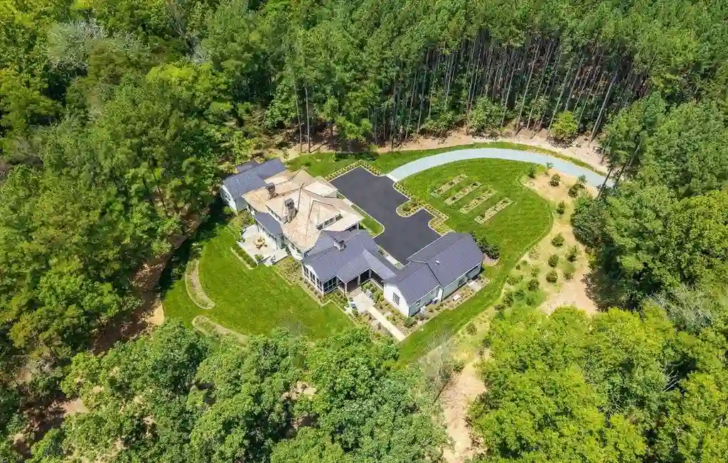 Exclusive 6.5M Residence at 2863 Palmer Dr Combines Southern Architecture with Contemporary Living 9