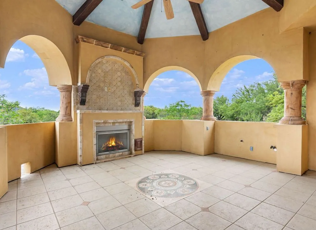 Extraordinary Tuscan Villa at 45 Champions in San Antonio Lists for 2349000 19
