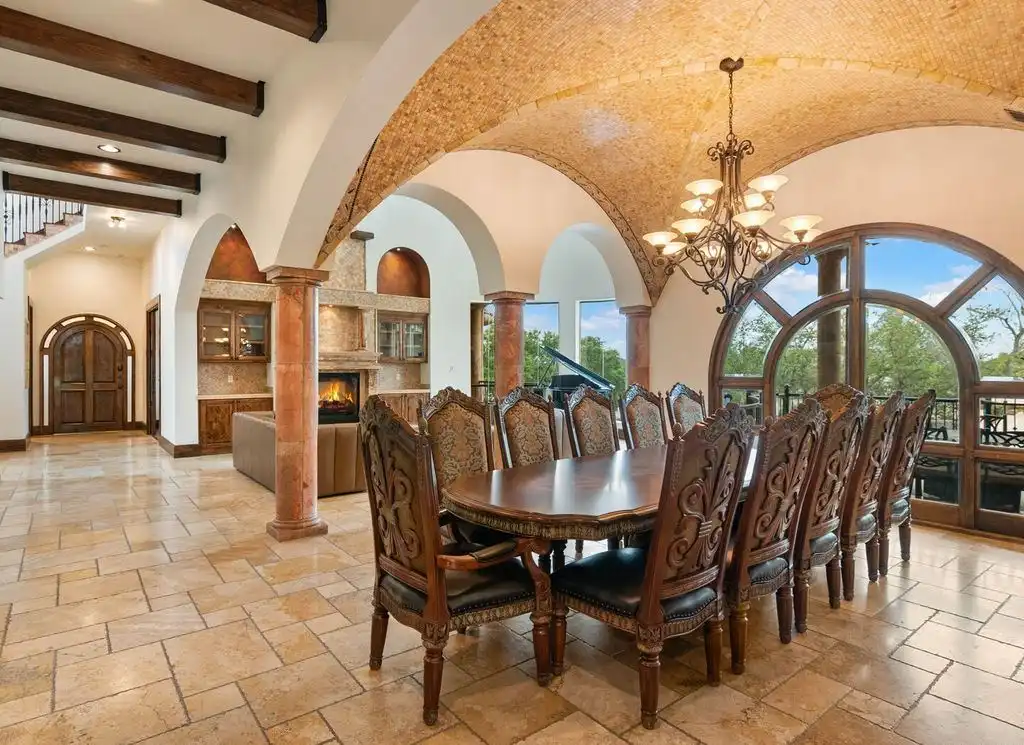 Extraordinary Tuscan Villa at 45 Champions in San Antonio Lists for 2349000 9
