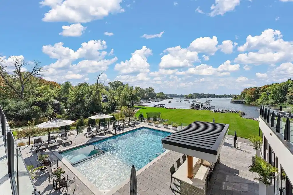 Resort Communities | Communities Located in Resort Areas | Amenities - Resort-Style Amenities Included