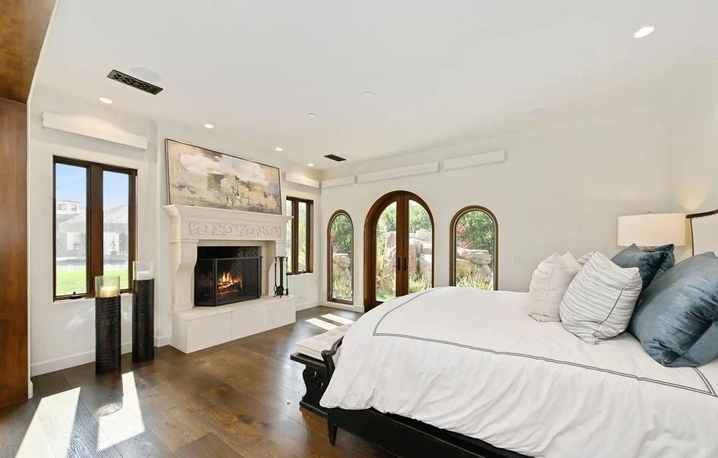 7029 Las Colinas Redefines California Luxury with a Stunning Spanish Modern Design and Effortless Indoor Outdoor Flow 14