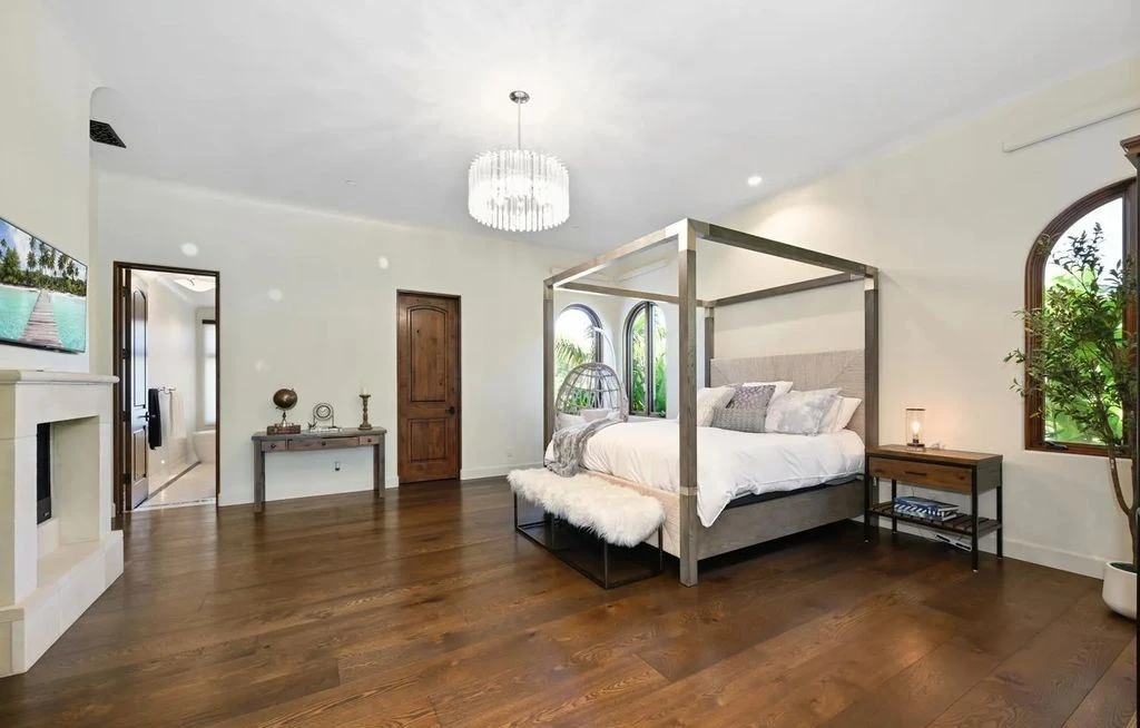 7029 Las Colinas Redefines California Luxury with a Stunning Spanish Modern Design and Effortless Indoor Outdoor Flow 16