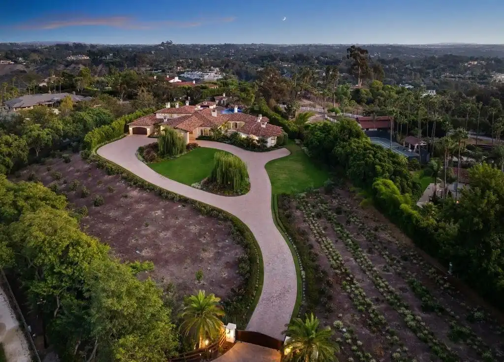 7029 Las Colinas Redefines California Luxury with a Stunning Spanish Modern Design and Effortless Indoor Outdoor Flow 25