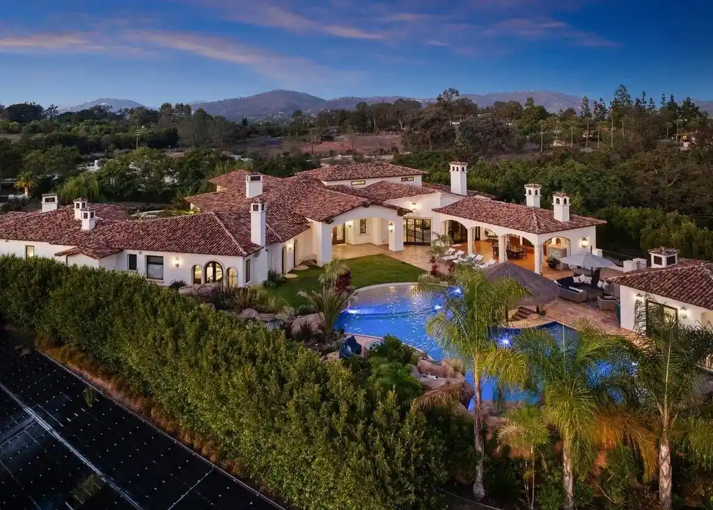 7029 Las Colinas Redefines California Luxury with a Stunning Spanish Modern Design and Effortless Indoor Outdoor Flow 4