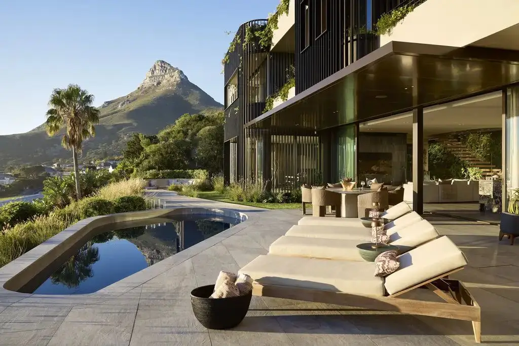 C 9 House by GSQUARED Architects Blends Modern Coastal Architecture with Timeless Serenity