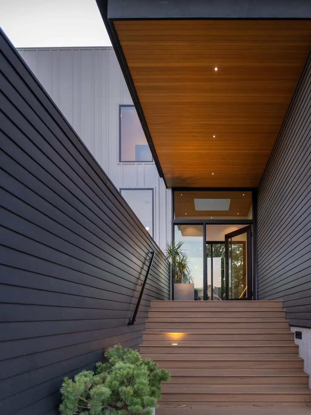Faust Residence by KEM STUDIO, Modern Lakeside Masterpiece at Lake Winnebago