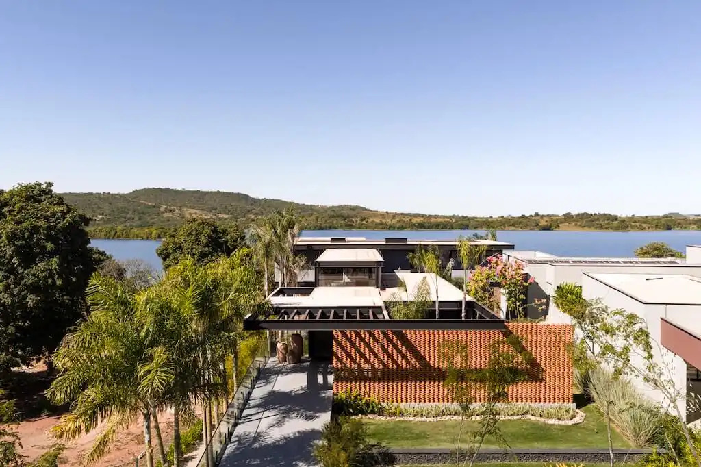 House by the Lake by Dayala e Rafael Arquitetos Associados A Dialogue Between Structure Landscape and Serenity 12