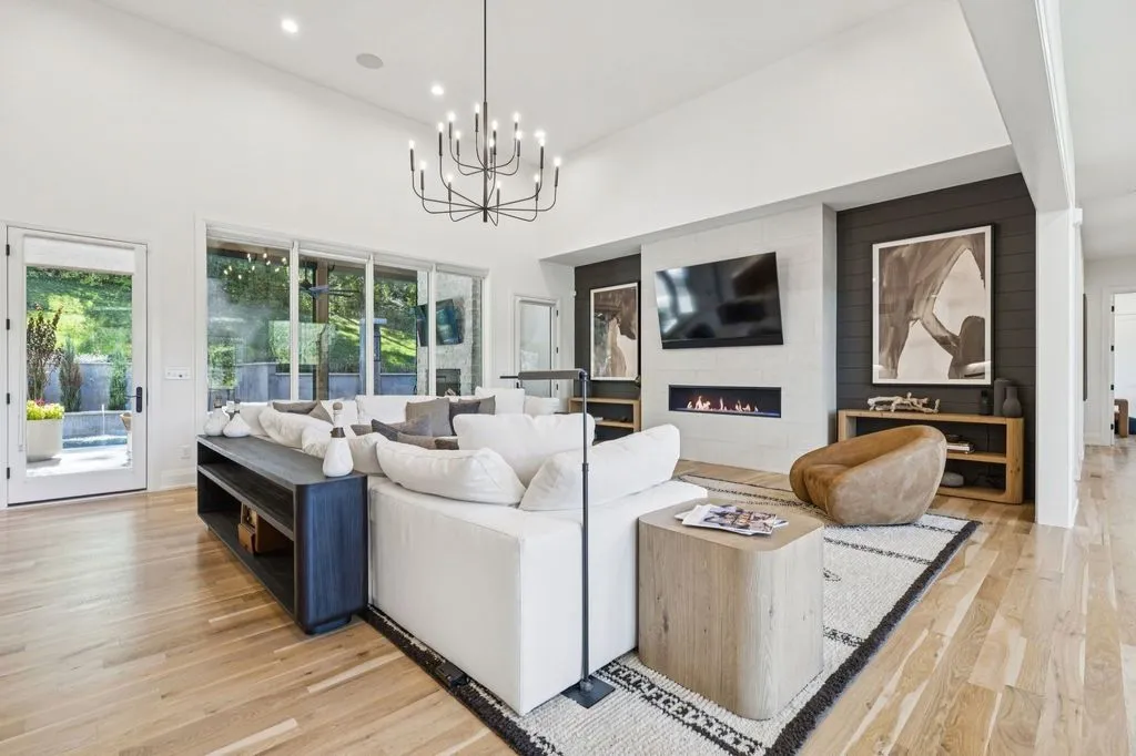 Magnificent Tennessee Estate at 1323 Harding Pl Merges Design Sophistication and Advanced Technology for 5.5 Million 10