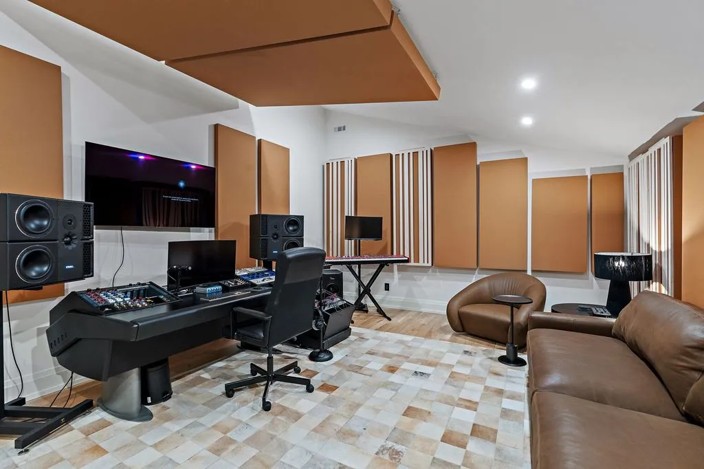 Magnificent Tennessee Estate at 1323 Harding Pl Merges Design Sophistication and Advanced Technology for 5.5 Million 18