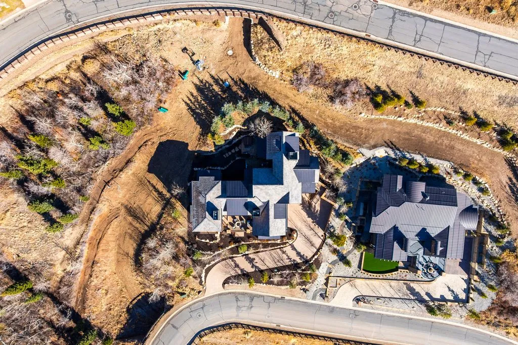 Park City Luxury Redefined: A $13.95 Million Masterpiece of Elevated Mountain Living 25 10139 Summit View Dr Showcases Unparalleled 13.95 Million Mountain Luxury in Park City 22