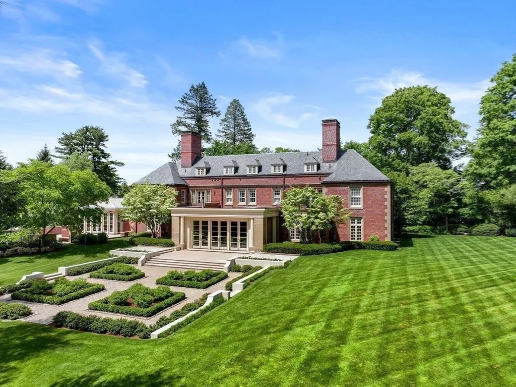 1014 Boylston St Showcases a Stunning 19 Million Georgian Revival Masterpiece in Massachusetts 4