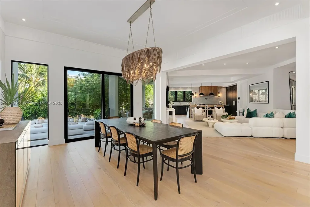 A $18.9 Million Waterfront Sanctuary Offering Exceptional Architectural Luxury in Miami Beach 9 2801 Flamingo Dr 18.9 Million Stunning Waterfront Masterpiece Elevates Miami Beach Luxury Living 11