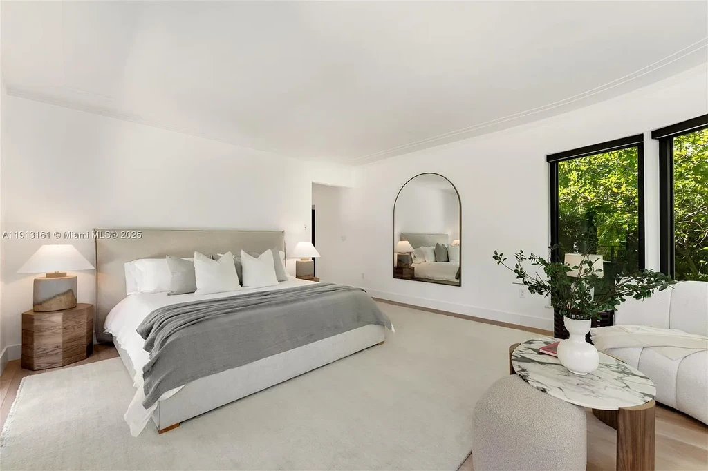 A $18.9 Million Waterfront Sanctuary Offering Exceptional Architectural Luxury in Miami Beach 13 2801 Flamingo Dr 18.9 Million Stunning Waterfront Masterpiece Elevates Miami Beach Luxury Living 7