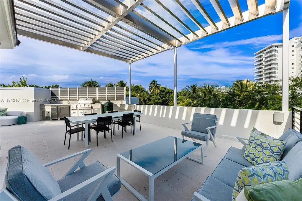 A $18.9 Million Waterfront Sanctuary Offering Exceptional Architectural Luxury in Miami Beach 14 2801 Flamingo Dr 18.9 Million Stunning Waterfront Masterpiece Elevates Miami Beach Luxury Living 8