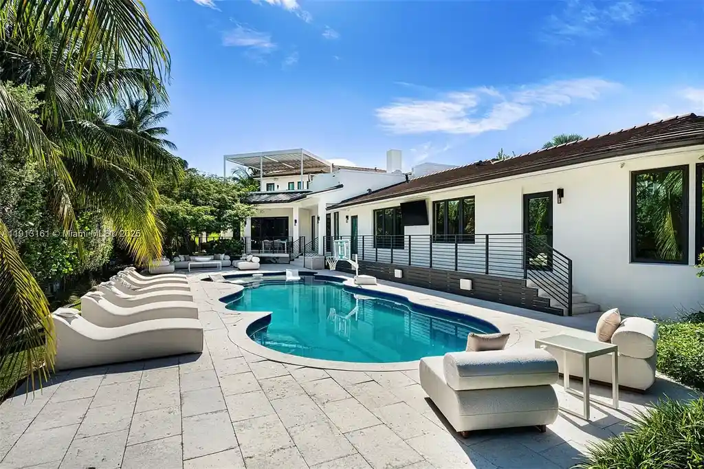 A $18.9 Million Waterfront Sanctuary Offering Exceptional Architectural Luxury in Miami Beach 15 2801 Flamingo Dr 18.9 Million Stunning Waterfront Masterpiece Elevates Miami Beach Luxury Living 9