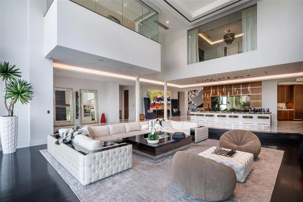 Spectacular Texas Estate Offers Unmatched Lakefront and Golf-Course Living Est. $9,999,999 21 3102 Noble Lakes Ln Spectacular Texas Estate with Unmatched Lakefront and Golf Course Living at 9.999 Million 16