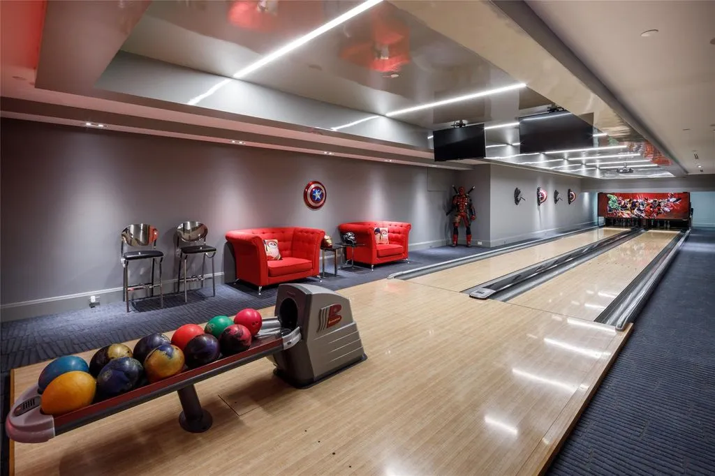 Spectacular Texas Estate Offers Unmatched Lakefront and Golf-Course Living Est. $9,999,999 9 3102 Noble Lakes Ln Spectacular Texas Estate with Unmatched Lakefront and Golf Course Living at 9.999 Million 2