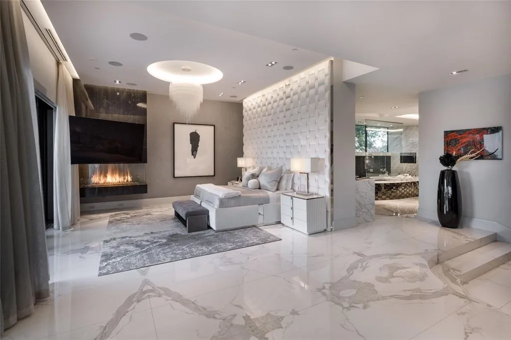 Spectacular Texas Estate Offers Unmatched Lakefront and Golf-Course Living Est. $9,999,999 27 3102 Noble Lakes Ln Spectacular Texas Estate with Unmatched Lakefront and Golf Course Living at 9.999 Million 24