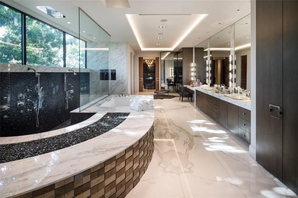 Spectacular Texas Estate Offers Unmatched Lakefront and Golf-Course Living Est. $9,999,999 28 3102 Noble Lakes Ln Spectacular Texas Estate with Unmatched Lakefront and Golf Course Living at 9.999 Million 25