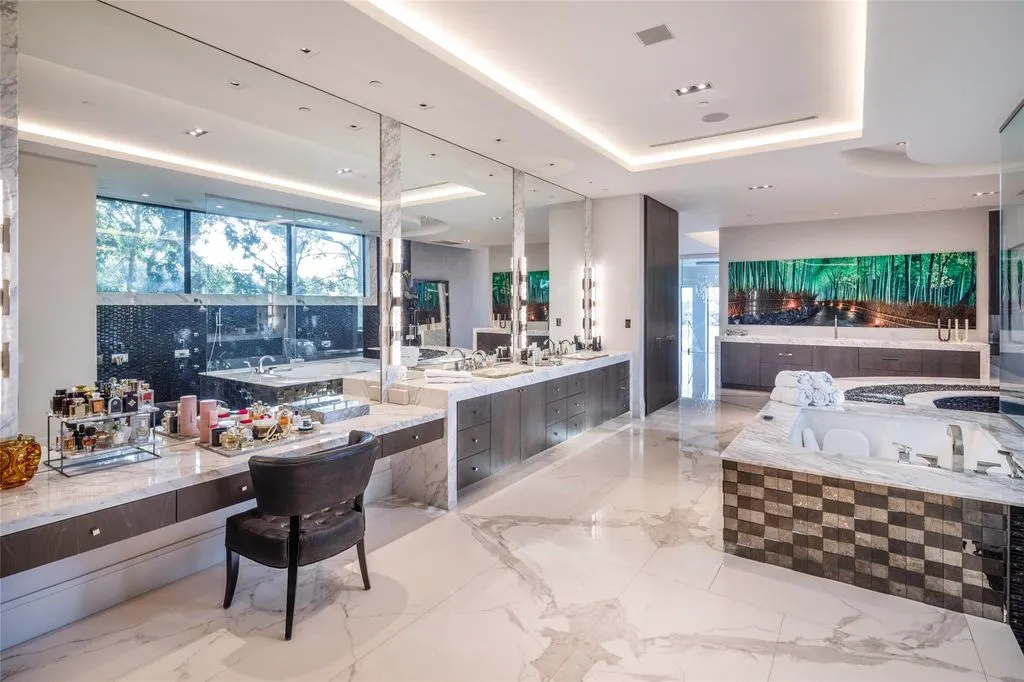 Spectacular Texas Estate Offers Unmatched Lakefront and Golf-Course Living Est. $9,999,999 29 3102 Noble Lakes Ln Spectacular Texas Estate with Unmatched Lakefront and Golf Course Living at 9.999 Million 26