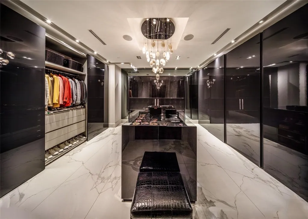 Spectacular Texas Estate Offers Unmatched Lakefront and Golf-Course Living Est. $9,999,999 30 3102 Noble Lakes Ln Spectacular Texas Estate with Unmatched Lakefront and Golf Course Living at 9.999 Million 27