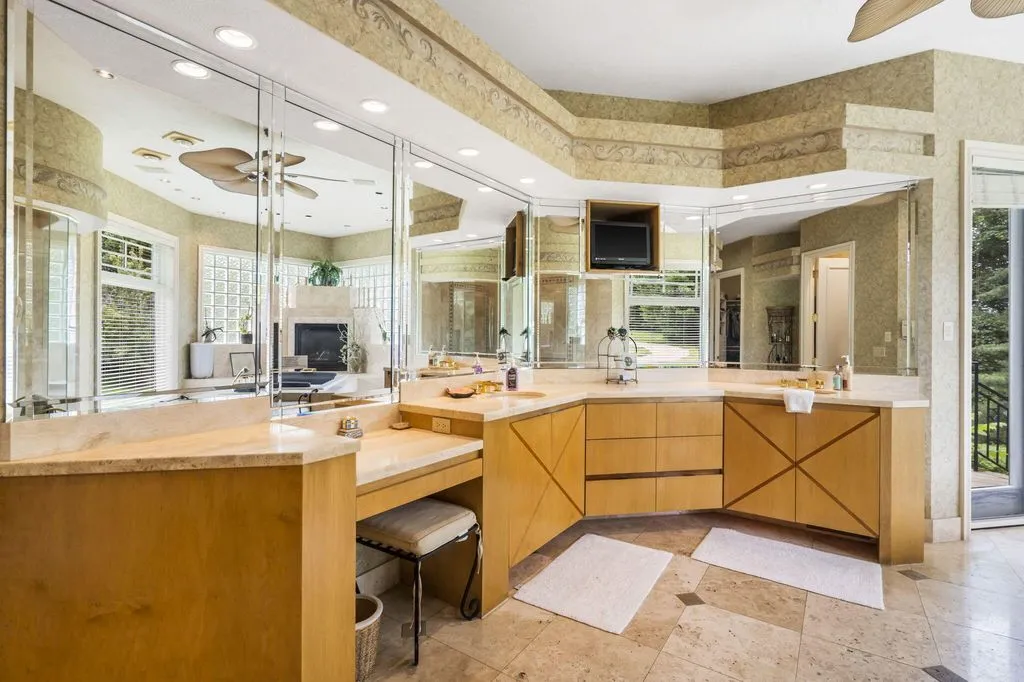 318 S Farm Road 193 A Stunning Missouri Estate Offering Unmatched Sophistication Privacy and Resort Style Amenities 15