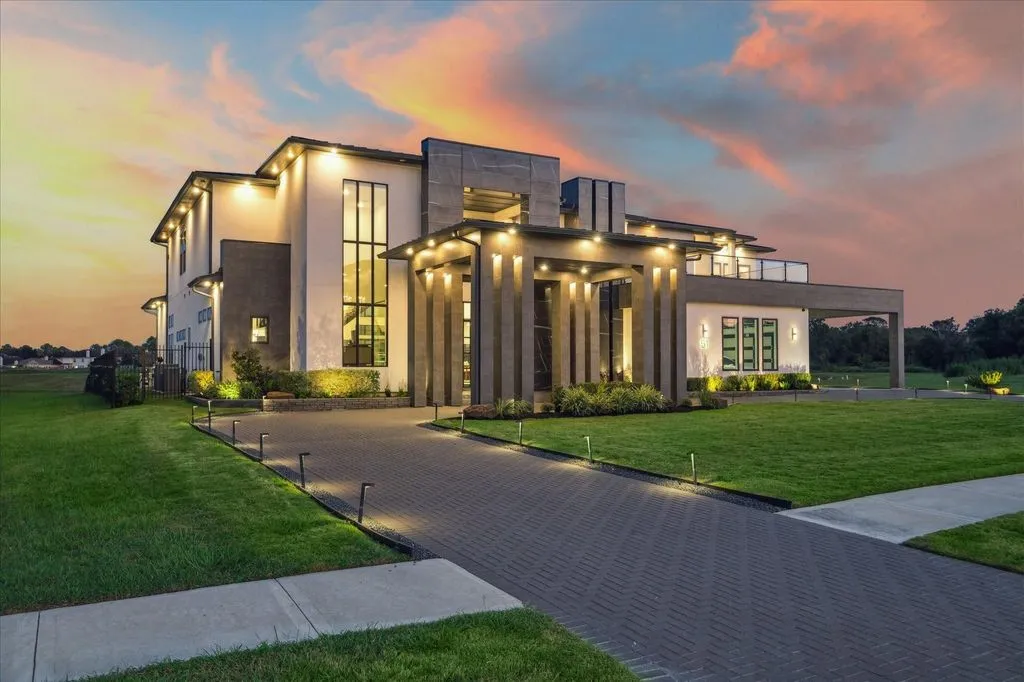 Luxury Waterfront Living: Sleek, Modern Texas Estate Worth $5.8 Million 5 51 Saint Catherine Way Breathtaking Modern Waterfront Masterpiece – 5.8 Million 1