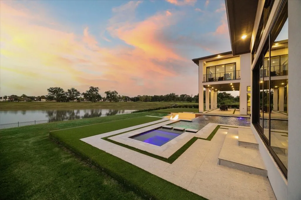 Luxury Waterfront Living: Sleek, Modern Texas Estate Worth $5.8 Million 24 51 Saint Catherine Way Breathtaking Modern Waterfront Masterpiece – 5.8 Million 21
