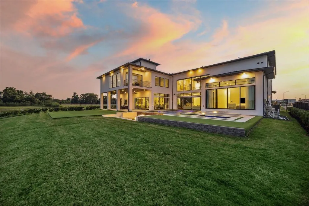 Luxury Waterfront Living: Sleek, Modern Texas Estate Worth $5.8 Million 25 51 Saint Catherine Way Breathtaking Modern Waterfront Masterpiece – 5.8 Million 22