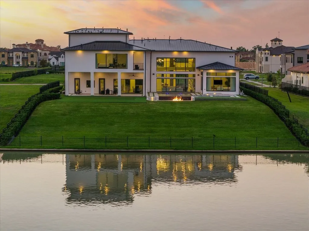 Luxury Waterfront Living: Sleek, Modern Texas Estate Worth $5.8 Million 26 51 Saint Catherine Way Breathtaking Modern Waterfront Masterpiece – 5.8 Million 23