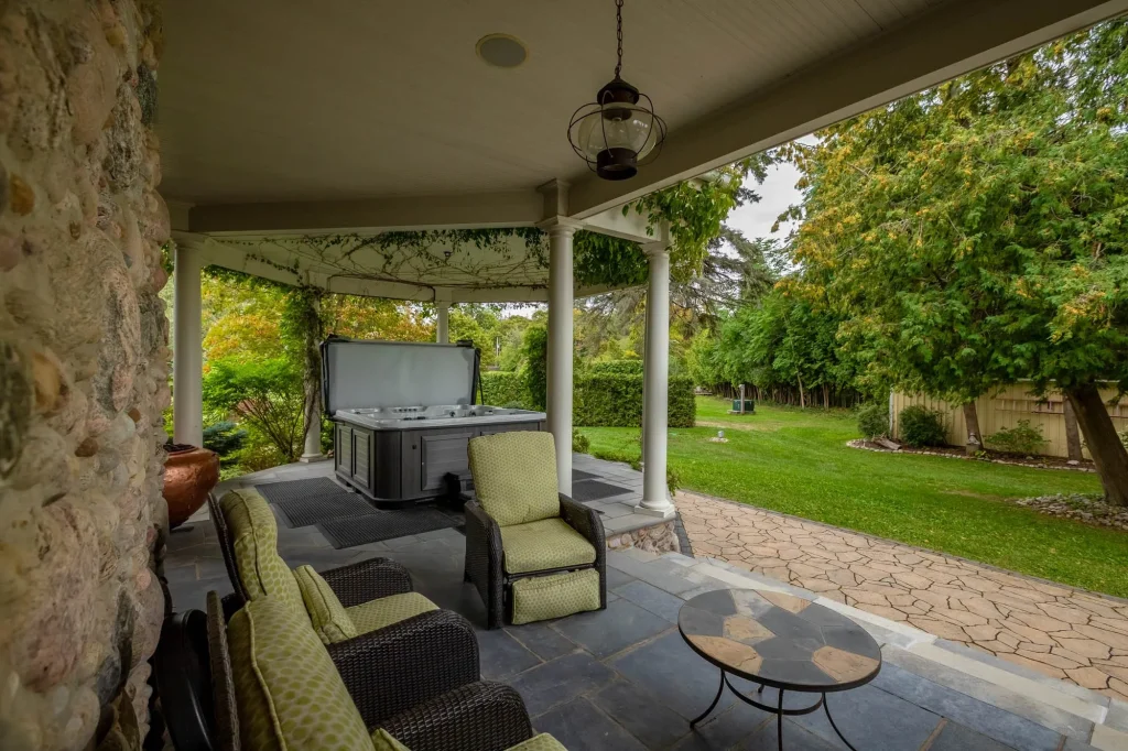 736 Lake Dr N Stunning Hamptons Inspired Masterpiece with Resort Style Luxury in Canada 6