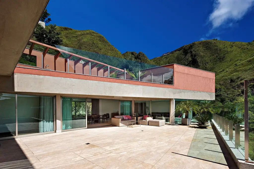 Castela Residence by Anastasia Arquitetos A Sculptural Concrete Home in Harmony with Nature 10