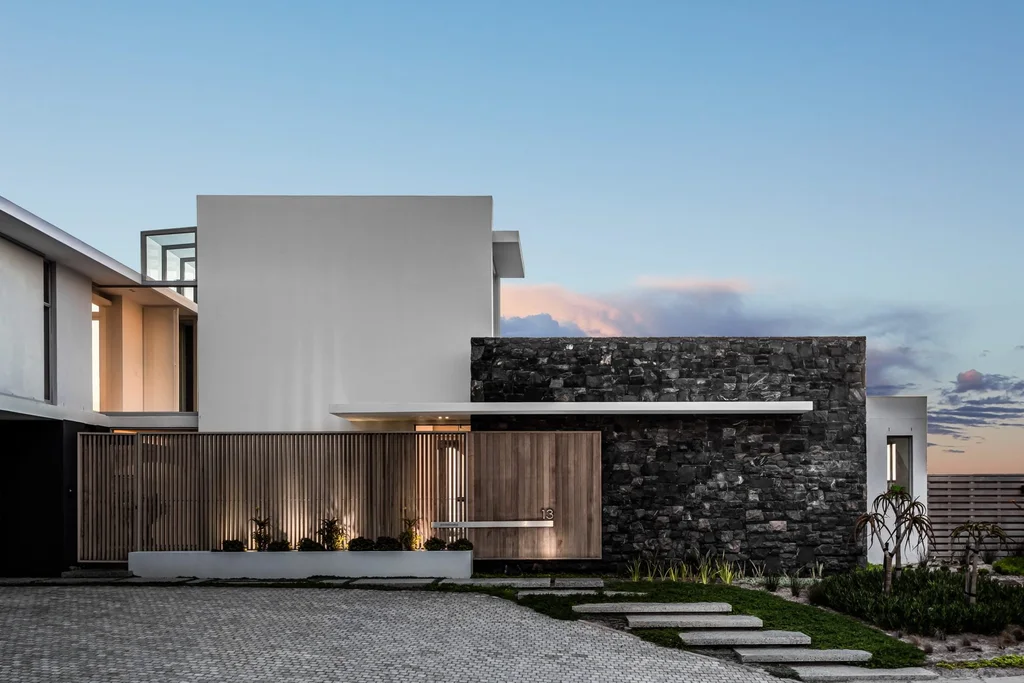 D13 House by GSQUARED Architects Blends Modern Minimalism with Cape Towns Natural Beauty 11