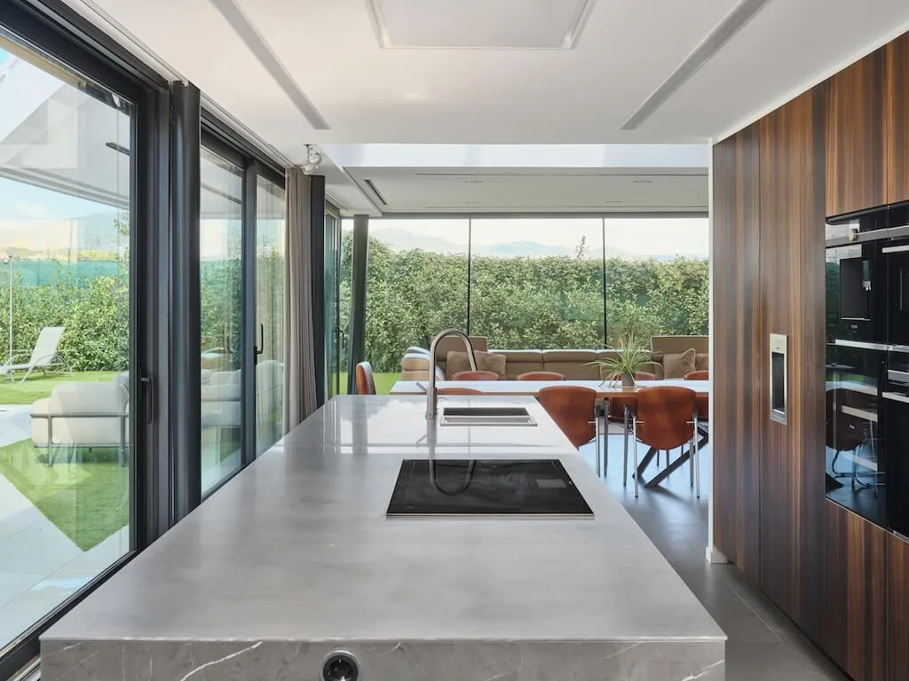 Elevated Nature House by ROA Arquitectura, Sustainable Mediterranean Living with Rooftop Garden