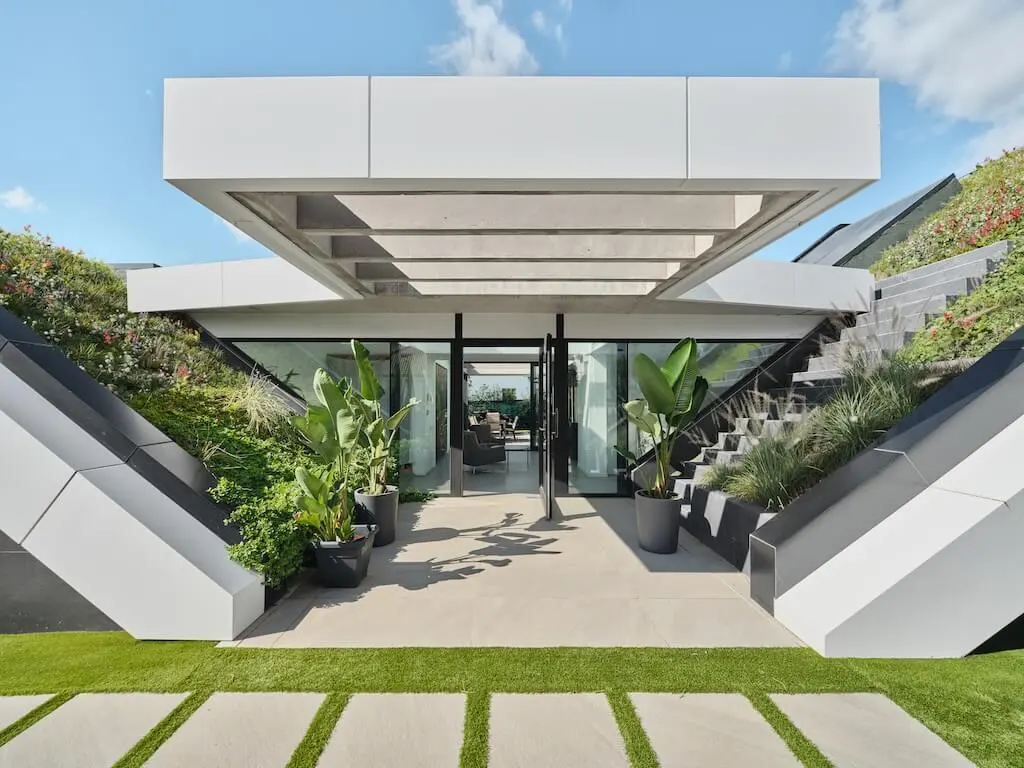 Elevated Nature House by ROA Arquitectura, Sustainable Mediterranean Living with Rooftop Garden