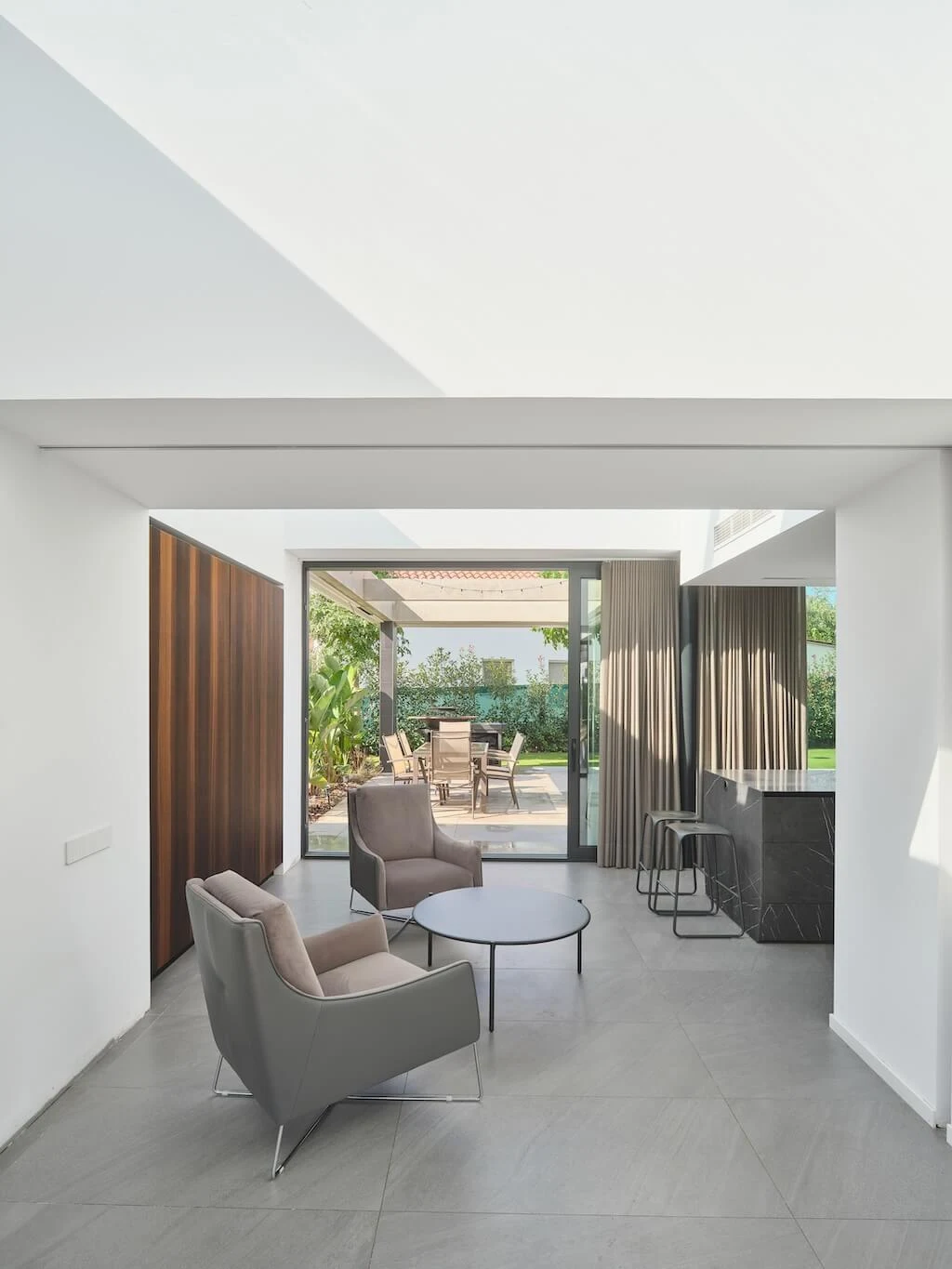 Elevated Nature House by ROA Arquitectura, Sustainable Mediterranean Living with Rooftop Garden