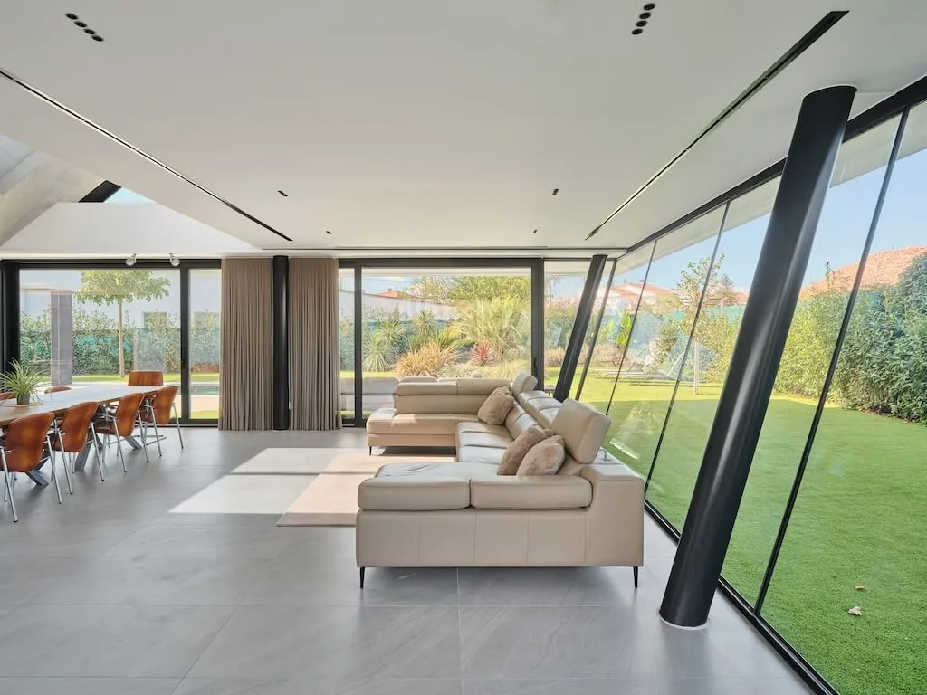 Elevated Nature House by ROA Arquitectura, Sustainable Mediterranean Living with Rooftop Garden