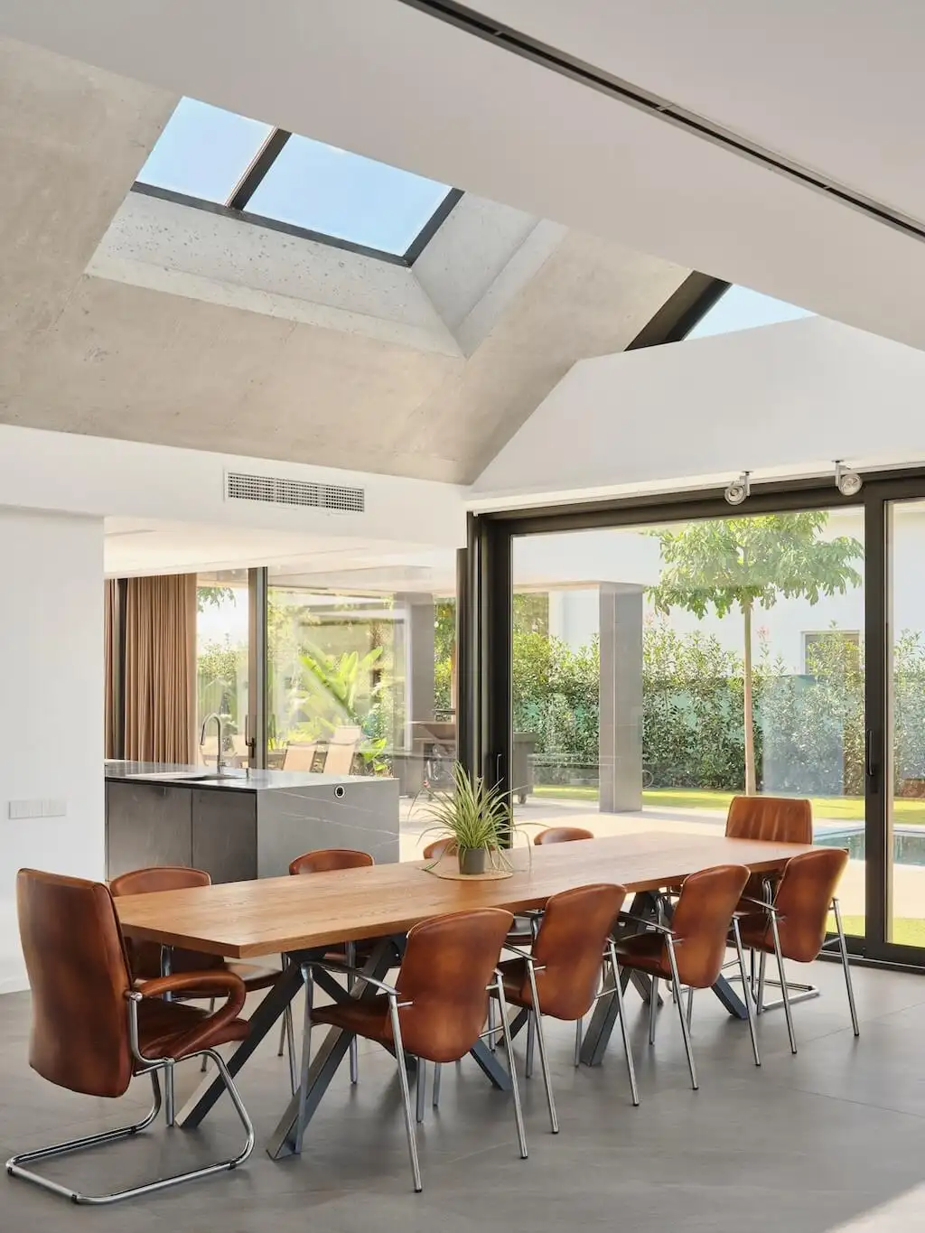 Elevated Nature House by ROA Arquitectura, Sustainable Mediterranean Living with Rooftop Garden