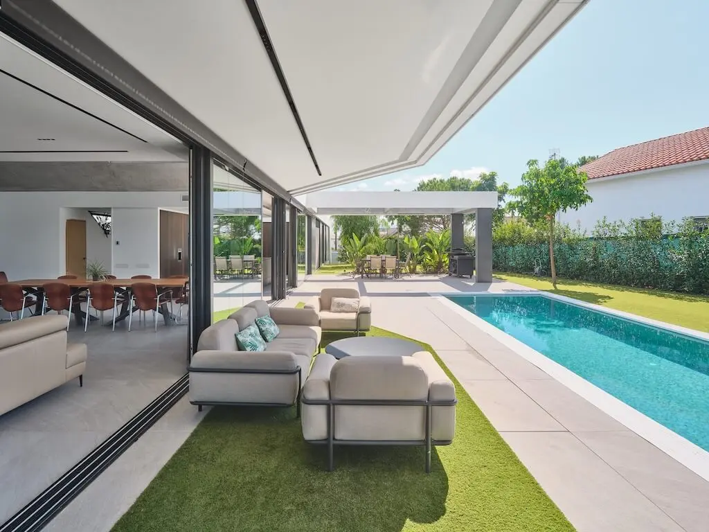 Elevated Nature House by ROA Arquitectura, Sustainable Mediterranean Living with Rooftop Garden