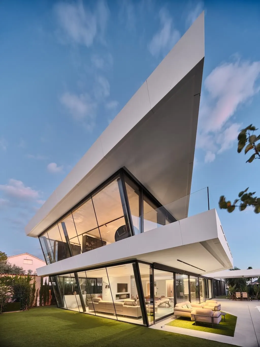 Elevated Nature House by ROA Arquitectura, Sustainable Mediterranean Living with Rooftop Garden