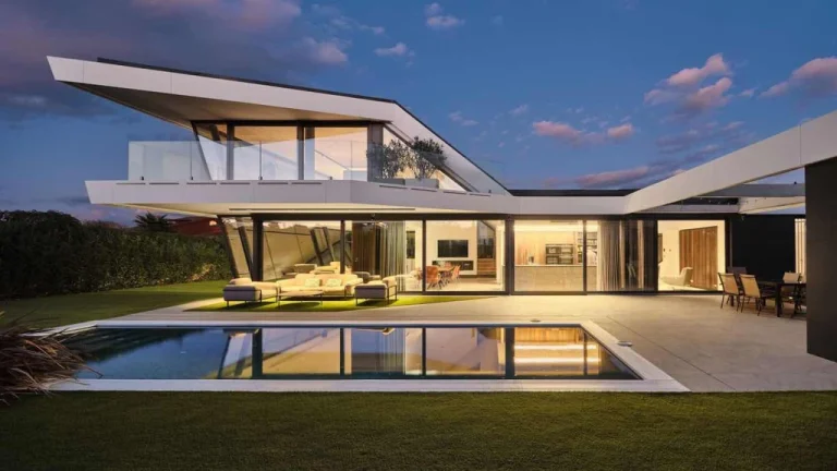 Elevated Nature House by ROA Arquitectura, Sustainable Mediterranean Living with Rooftop Garden