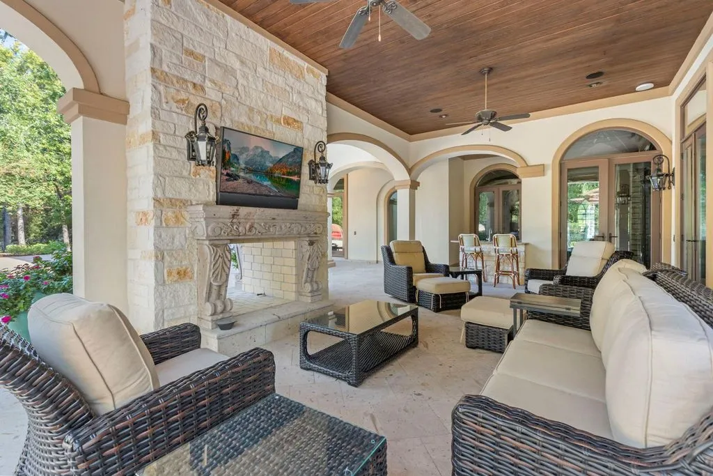 Exquisite Texas Residence at 15 Estancia Pl Marries Old World Grandeur with Modern Sophistication 18