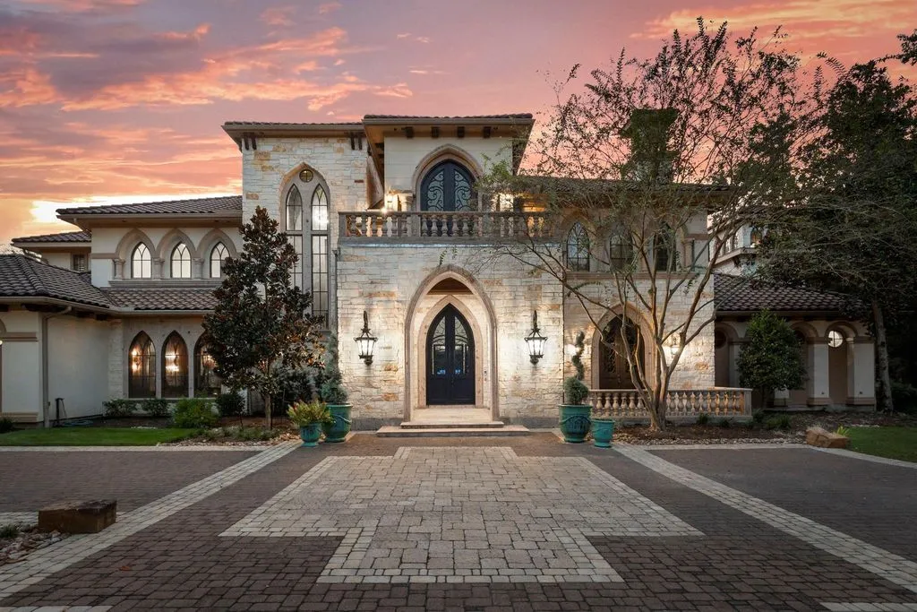 Exquisite Texas Residence at 15 Estancia Pl Marries Old World Grandeur with Modern Sophistication 2
