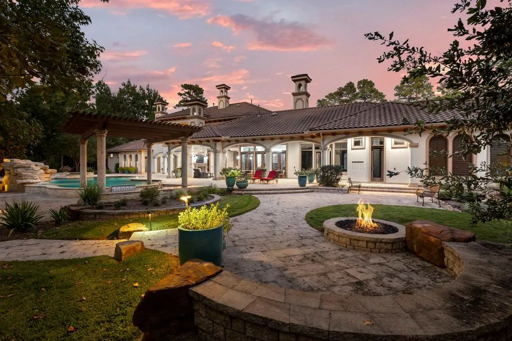 Exquisite Texas Residence at 15 Estancia Pl Marries Old World Grandeur with Modern Sophistication 22