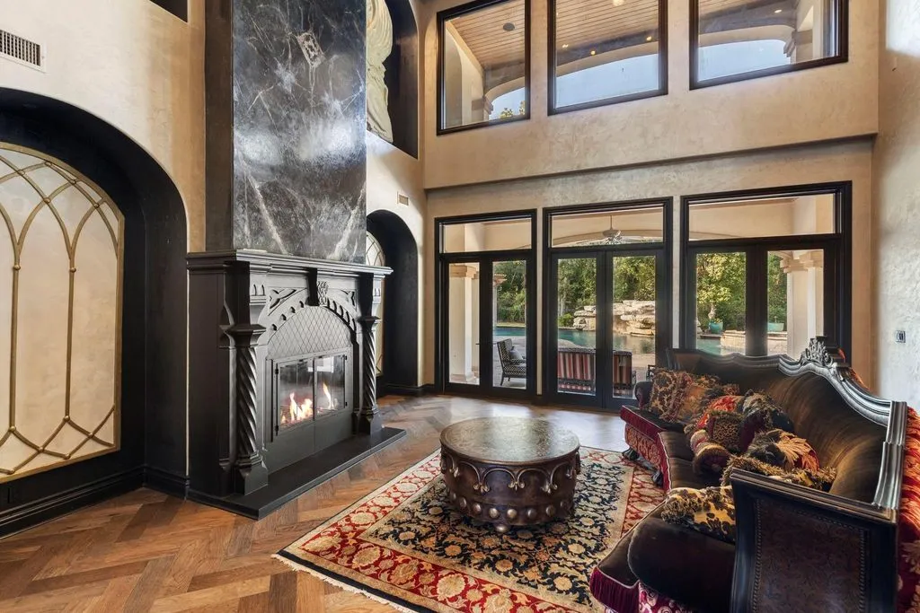 Exquisite Texas Residence at 15 Estancia Pl Marries Old World Grandeur with Modern Sophistication 4