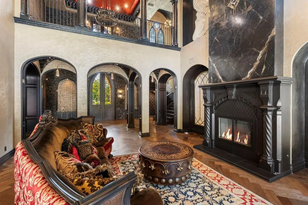 Exquisite Texas Residence at 15 Estancia Pl Marries Old World Grandeur with Modern Sophistication 5