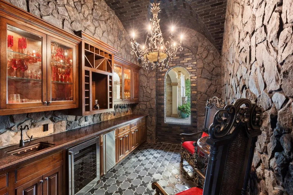 Exquisite Texas Residence at 15 Estancia Pl Marries Old World Grandeur with Modern Sophistication 9