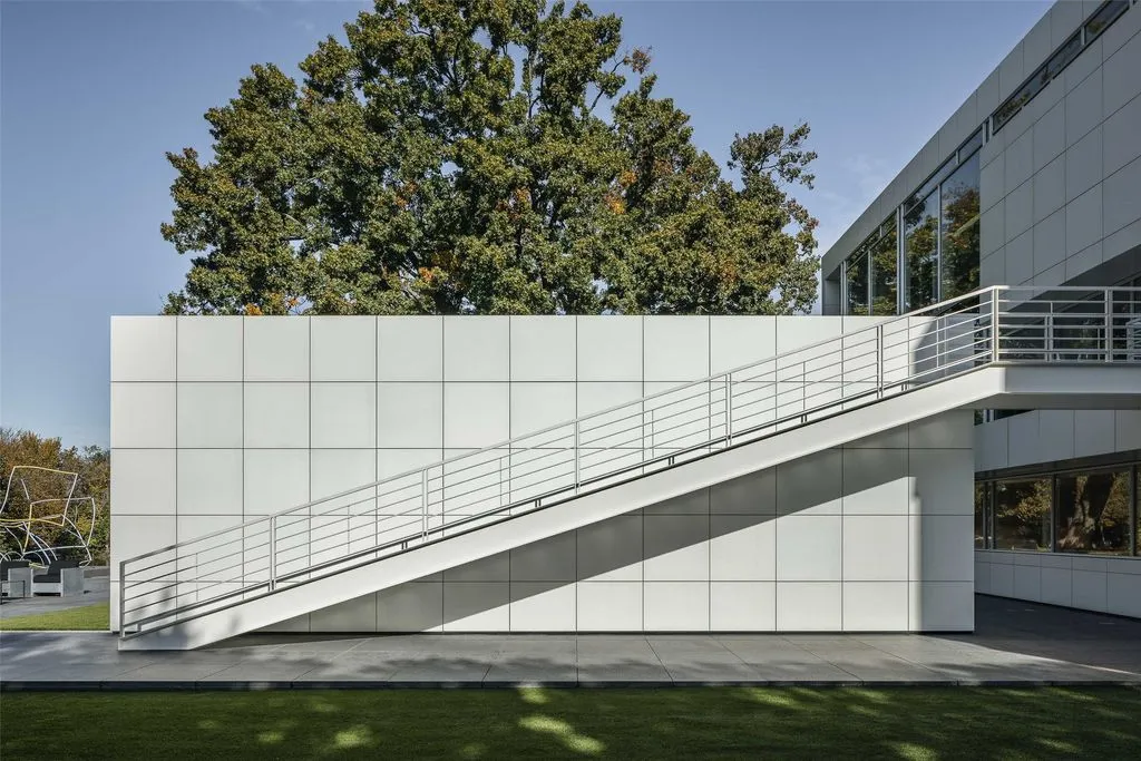 A Work of Art: Richard Meier’s Rachofsky House in Texas Offered at $23 Million 29 Extraordinary 8605 Preston Rd Estate by Richard Meier Offered at 23 Million 22