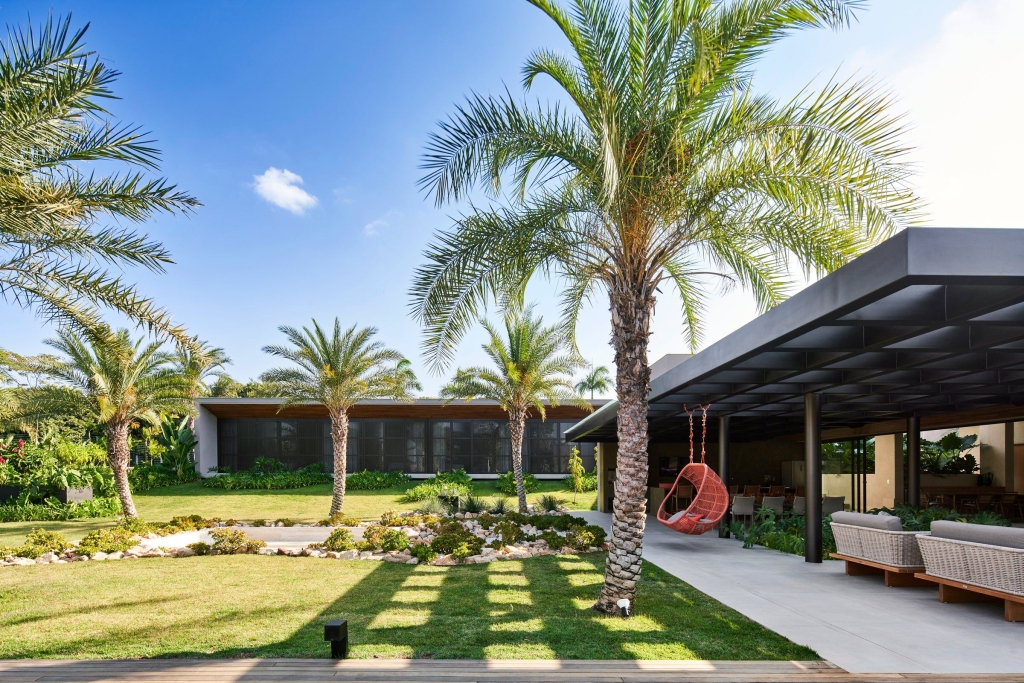 IC Residence by Anastasia Arquitetos Blends Tropical Modernism with Landscape Harmony in Lagoa Santa 3 IC Residence by Anastasia Arquitetos Blends Tropical Modernism with Landscape Harmony in Lagoa Santa